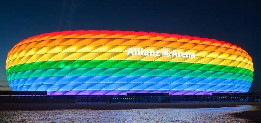 Allianz Arena in Regenbogenfarben