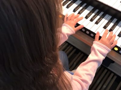 Luisa an der Orgel
