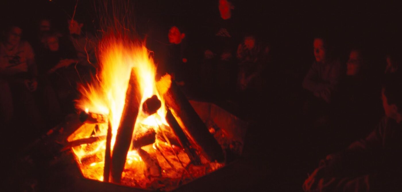 Ferienfreizeit_csm_LagerfeuerGruppe_f871774e0d